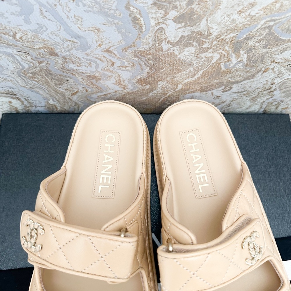 New! Lambskin Quilted Velcro Dad Chain CC Slide Sandals - Picture 7 of 12